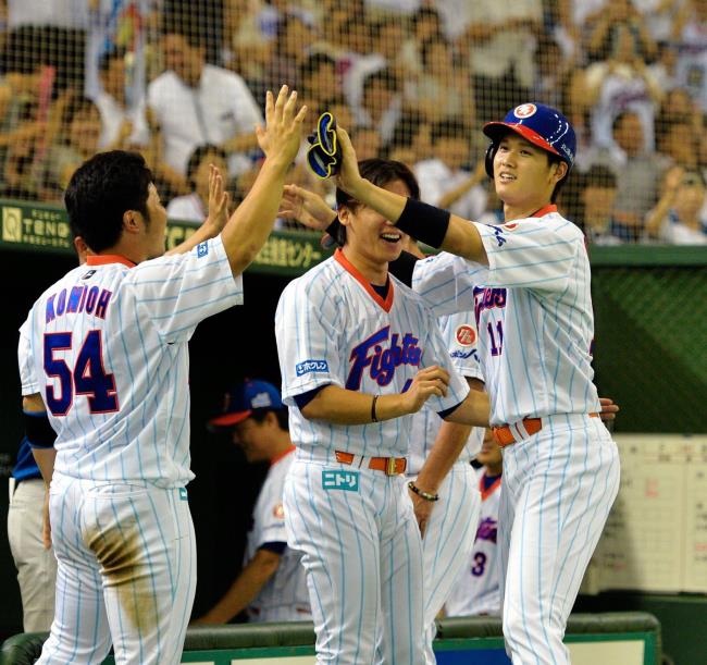 shohei otani high fives team mates