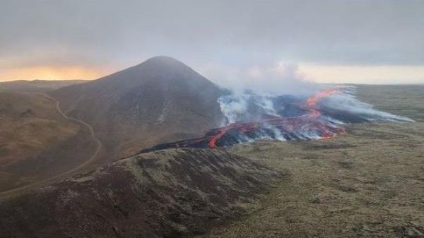 地球上最新的“婴儿”火山正在冰岛的fagradalsjall地区涂上炽热的熔岩