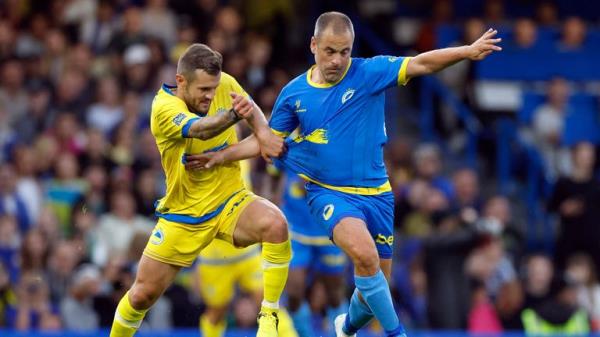 Soccer Football - Pre Season Friendly - Game4Ukraine - Chelsea v Arsenal - Stamford Bridge, London, Britain - August 5, 2023 Blue Team&#39;s Joe Cole in action with Yellow Team&#39;s Jack Wilshere Action Images via Reuters/Peter Cziborra
