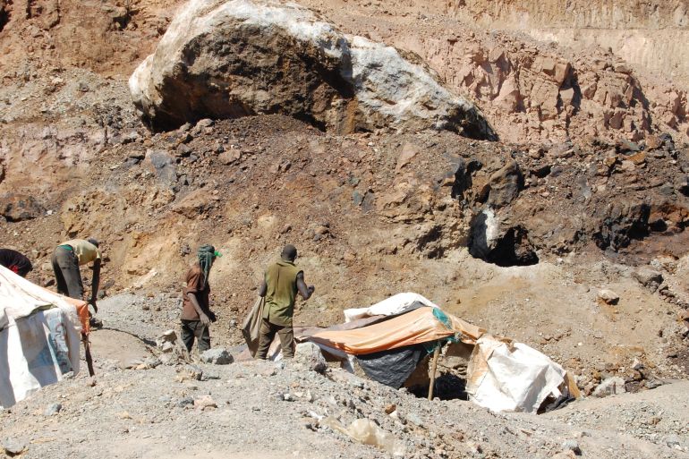 Artisanal miners work at the Tilwizembe, a former industrial copper-cobalt mine, outside of Kolwezi, the capital city of Lualaba Province in the south of the Democratic Republic of the Congo, June 11, 2016. Picture taken June 11, 2016. REUTERS/Aaron Ross