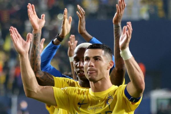 Soccer Football - Saudi Pro League - Al Nassr v Al Okhdood - Al-Awwal Park, Riyadh, Saudi Arabia - November 24, 2023 Al Nassr's Cristiano Ro<em></em>naldo and teammates applaud fans after the match REUTERS/Ahmed Yosri