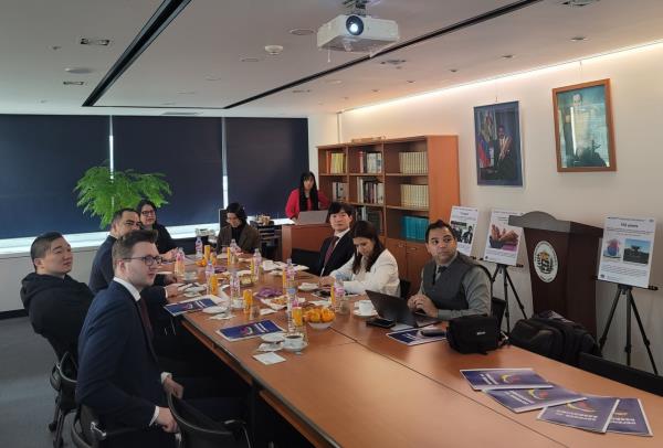 Journalists, members of diplomatic corps, and embassy officials attend breifing of Charge d' affairs at the Venezuelan Embassy in Seoul Isabel Di Carlo Quero a<em></em>bout referendum on Guayana Esequiba in Seoul on Wednesday. (Embassy of Venezuela in Seoul)