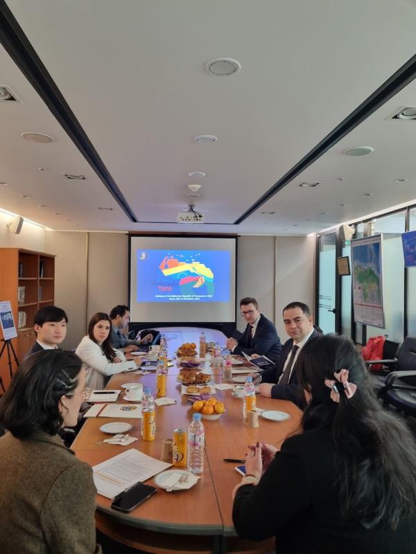 Charge d' affairs at the Venezuelan Embassy in Seoul Isabel Di Carlo Quero, briefs referendum on Guayana Esequiba in Seoul on Wednesday. (Embassy of Venezuela in Seoul)