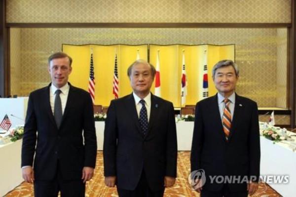 South Korean natio<em></em>nal security adviser Cho Tae-yong (right), US natio<em></em>nal security adviser Jake Sullivan (left) and Japanese natio<em></em>nal security adviser Takeo Akiba pose for a photo at a three-way meeting in Tokyo, June 15. (Yonhap)