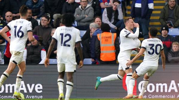 Luton Town&#39;s Cauley Woodrow (second right) celebrates scoring their side&#39;s first goal of the game during the Premier League match at Selhurst Park, London. Picture date: Saturday March 9, 2024.

