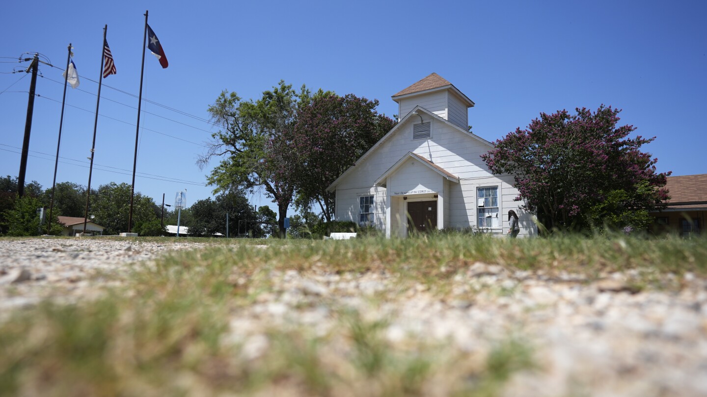 拆除2017年枪手开枪的德克萨斯州教堂的计划吸引游客回到避难所
