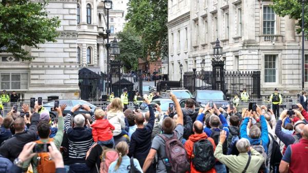 People wave and take pictures, as co<em></em>nvoy of outgoing British Prime Minister Rishi Sunak leaves Number 10 Downing Street 