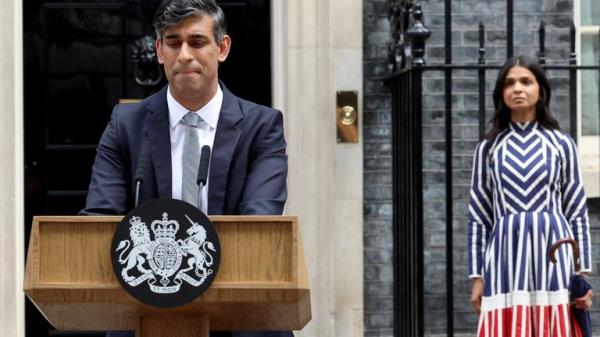 Outgoing British Prime Minister Rishi Sunak, flanked by his wife Akshata Murty, delivers a speech at Number 10 Downing Street, following the results of the elections, in London, Britain, July 5, 2024. REUTERS/Phil Noble
