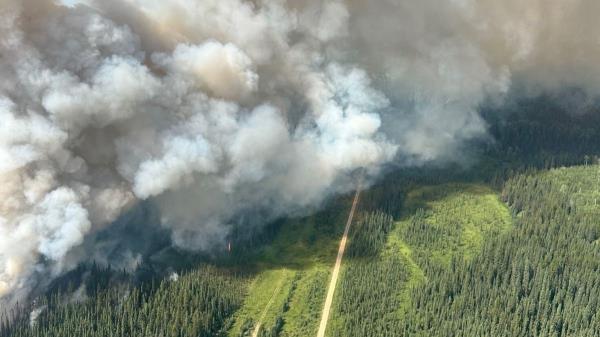 失控的加拿大野火“火焰之墙”摧毁了贾斯珀镇和国家公园