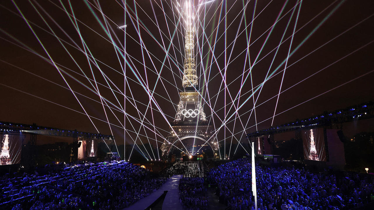 席琳·迪翁在巴黎奥运会上表演，这是自2020年以来首次重返舞台