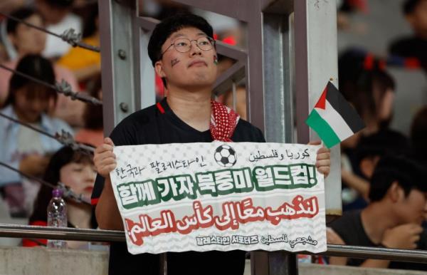 Soccer Football - World Cup - AFC Qualifiers - Group B - South Korea v Palestine - Seoul World Cup Stadium, Seoul, South Korea - September 5, 2024 A fan holds a banner that reads 