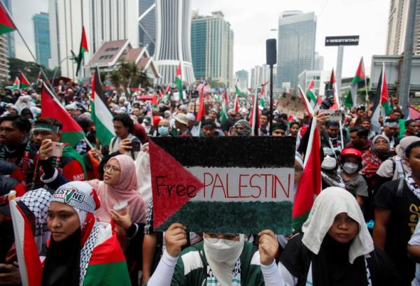 A protester holds a placard painted with Palestinian flag and written with slogan 'Free PALESTIN' during a protest outside the U.S. embassy in support of Palestinians in Gaza at Kuala Lumpur, Malaysia, October 28, 2023. REUTERS/Hasnoor Hussain