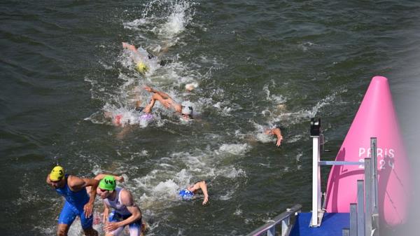 Athletes are swimming in the River Seine during the Men's Triathlon in Paris on July 31, 2024. The men's Olympic triathlon planned for the previous day has been postpo<em></em>ned over co<em></em>ncerns a<em></em>bout water quality in the River Seine, wher<em></em>e the swimming part of the race was scheduled to take place. ( The Yomiuri Shimbun via AP Images )