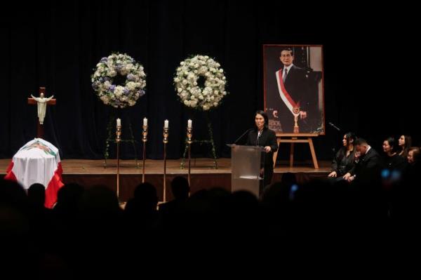 Keiko Fujimori speaks at her father's funeral in front of a large photo of him