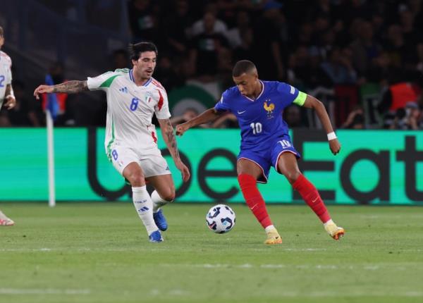 PARIS, FRANCE - SEPTEMBER 06: Sandro To<em></em>nali of Italy competes for the ball with Kylian Mbappe of France during the UEFA Nations League 2024/25 League A Group A2 match between France and Italy at Parc des Princes stadium on September 06, 2024 in Paris, France. (Photo by Claudio Villa/Getty Images)