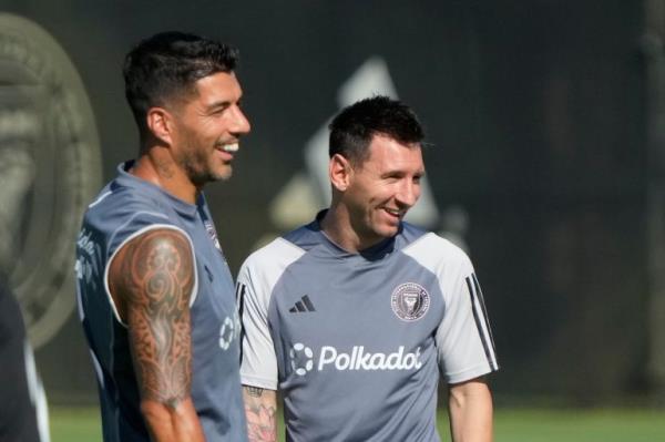 Inter Miami forwards Lio<em></em>nel Messi, right, and Luis Suarez, share a laugh as the work out at the MLS soccer team's training facility, Friday, Sept. 13, 2024, in Fort Lauderdale, Fla. (AP Photo/Wilfredo Lee)