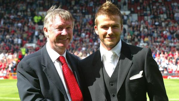 Manchester United's David Beckham (R) with manger Sir Alex Ferguson, after the player signed a new co<em></em>ntract to keep him at the club