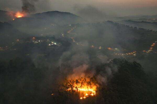 A wildfire co<em></em>nsumes a rural area in Varzea Paulista, Sao Paulo state, Brazil, Friday, Sept. 13, 2024. (AP Photo/Andre Penner)