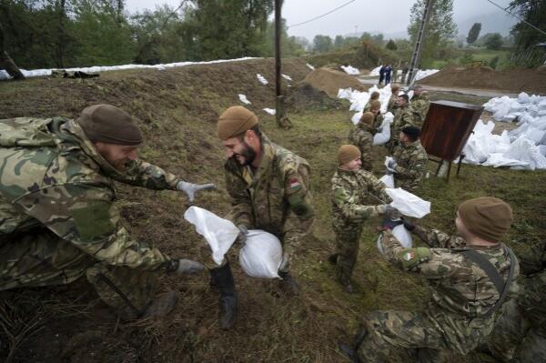 Soldiers pack sandbags to reinforce the dam due to the flooding of the Danube River at Pilismarot, Hungary on Monday, Sept. 16, 2024. (AP Photo/Denes Erdos)