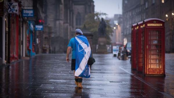 A dejected 'Yes' supporter in Edinburgh makes his way home in the early hours after Scotland voted decisively to reject independence and remain part of the Unio<em></em>n.