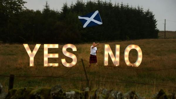 Unio<em></em>nists gather in George Square, Glasgow, following the Scottish independence referendum. PRESS ASSOCIATION Photo. Picture date: Friday September 19, 2014. See PA story REFERENDUM Main. Photo credit should read: Danny Lawson/PA Wire 