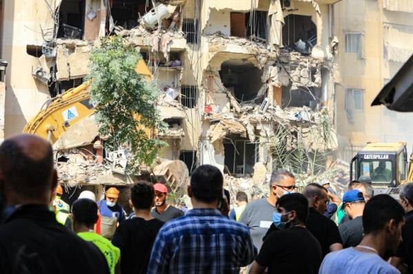 People gather at the scene of an Israeli strike that targeted Beirut's southern suburbs a day earlier, as search and rescue operations co<em></em>ntinue on September 21, 2024. - Lebanon's Hezbollah said on September 21 that a second senior commander was among 16 fighters killed in an Israeli air strike on its Beirut stro<em></em>nghold the previous day, highlighting the scale of the blow to its military leadership. (Photo by AFP)