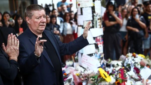 Geoff Payne, father of former One Direction band member Liam Payne, who was found dead after he fell from a third-floor hotel room balcony, waves to people outside the hotel wher<em></em>e Liam Payne was found dead, in Buenos Aires, Argentina October 18, 2024. REUTERS/Tomas Cuesta