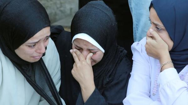 Mourners react near the bodies of Palestinians, who were killed in an Israeli strike, amid the Israel-Hamas conflict, at Al-Aqsa Martyrs Hospital in Deir Al-Balah in the central Gaza Strip, October 19, 2024. REUTERS/Ramadan Abed TPX IMAGES OF THE DAY
