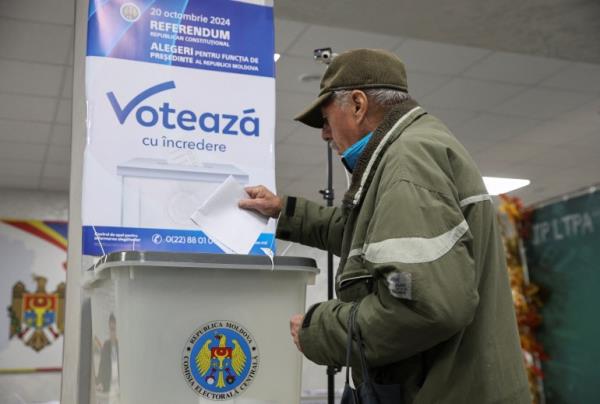 A voter casts a ballot at a polling station, as the country holds a presidential election and a referendum on joining the European Unio<em></em>n