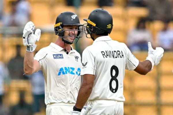 Will Young (L) and Rachin Ravindra of New Zealand