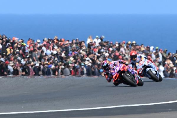 Prima Pramac Racing's Spanish rider Jorge Martin powers ahead of Gresini Racing MotoGP's Spanish rider Marc Marquez during the MotoGP Australian Grand Prix on Phillip Island on October 20, 2024. (Photo by Paul CROCK / AFP) / -- IMAGE RESTRICTED TO EDITORIAL USE - STRICTLY NO COMMERCIAL USE --