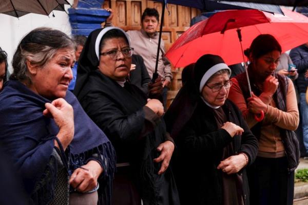 People mourn the slaying of priest Marcelo Perez