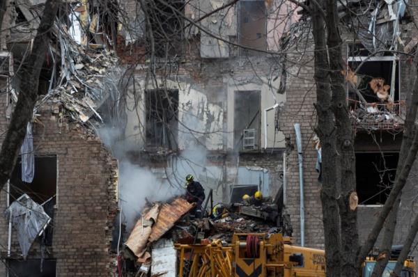 Rescuers work at the site of an apartment building hit by a Russian missile strike, amid Russia's attack on Ukraine, in Kryvyi Rih, Dnipropetrovsk region, Ukraine November 11, 2024. REUTERS/Danylo Antoniuk