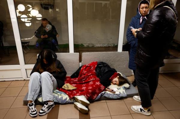 People take shelter during a Russian missile and drone attack, amid Russia's attack on Ukraine, in Kyiv, Ukraine November 13, 2024. REUTERS/Alina Smutko