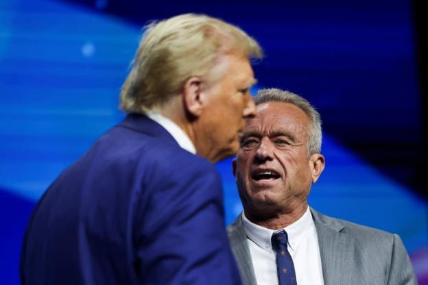 Do<em></em>nald Trump and Robert F. Kennedy Jr. appear on a stage together in Duluth, Ga.