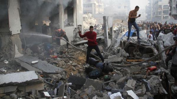 Palestinians inspect the damage at a school sheltering displaced people, after it was hit by an Israeli strike, in Gaza City November 14, 2024. REUTERS/Mahmoud Issa