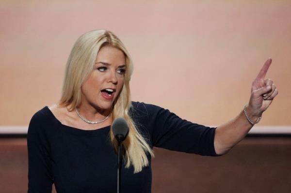 Pam Bo<em></em>ndi points her finger while speaking at a microphone