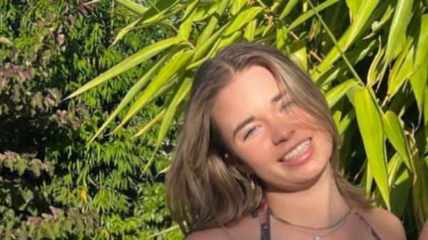 Australian teenager, Holly Bowles, has died after being poiso<em></em>ned with methanol in Laos, bringing the number of people killed to six.