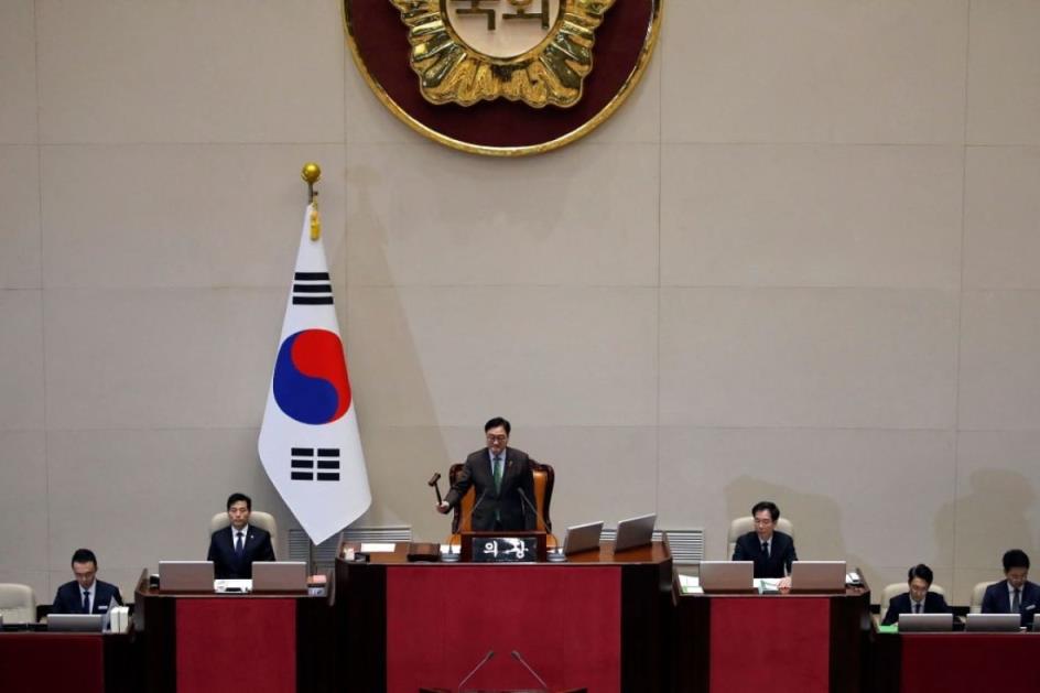 The South Korean Natio<em></em>nal Assembly Speaker bangs a gavel. 