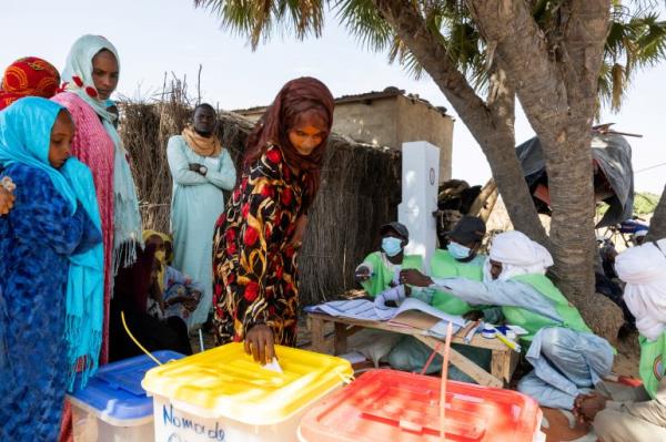 Members of Chadian nomadic tribes vote