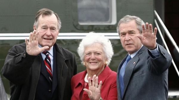 U.S. President George W. Bush (R) waves alo<em></em>ngside his parents, former President George Bush and former first lady Barbara Bush upon their arrival Fort Hood, Texas, April 8, 2007