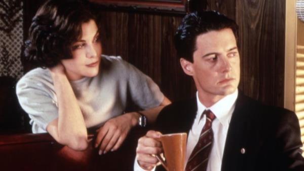 TWIN PEAKS - Sherilyn Fenn, Kyle MacLachlan. 1990 Pic: Everett/Shutterstock