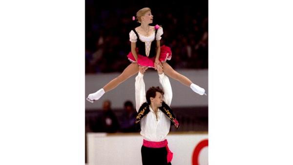 FILE PHOTO: Russia's Vadim Naumov lifts up his partner Evgenia Shishkova during the free skating to win the pairs event of the NHK Trophy figure skating grand prix in Nagoya, central Japan December 9, 1995.  REUTERS/Kimimasa Mayama/File Photo