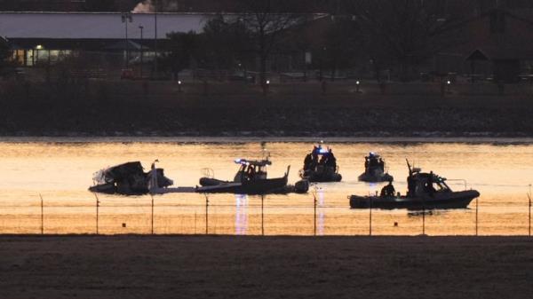 Search and rescue efforts are seen around a wreckage site in the Potomac River from Ro<em></em>nald Reagan Washington Natio<em></em>nal Airport, early Thursday morning, Jan. 30, 2025, in Arlington, Va. (AP Photo/Mark Schiefelbein)