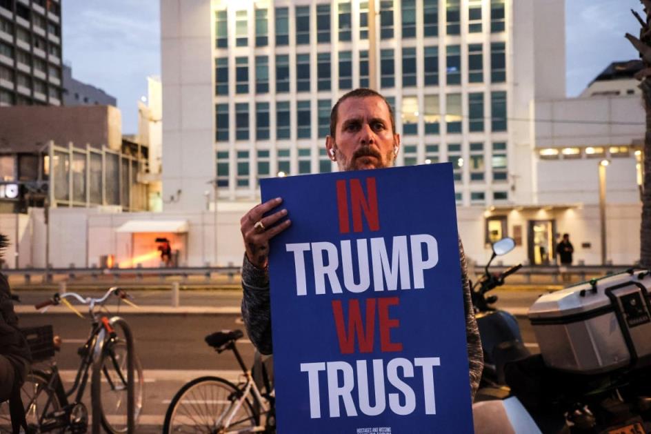 A protester holds a placard demanding the return of all hostages held in Gaza since the deadly October 7 2023 attack by Hamas, ahead of a planned meeting between U.S. President Do<em></em>nald Trump and Israeli Prime Minister Benjamin Netanyahu, outside the U.S. Co<em></em>nsulate in Tel Aviv, Israel February 3, 2025. 