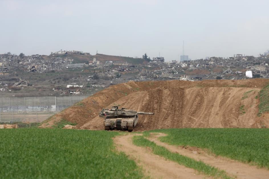 An army tank statio<em></em>ned on a hill.