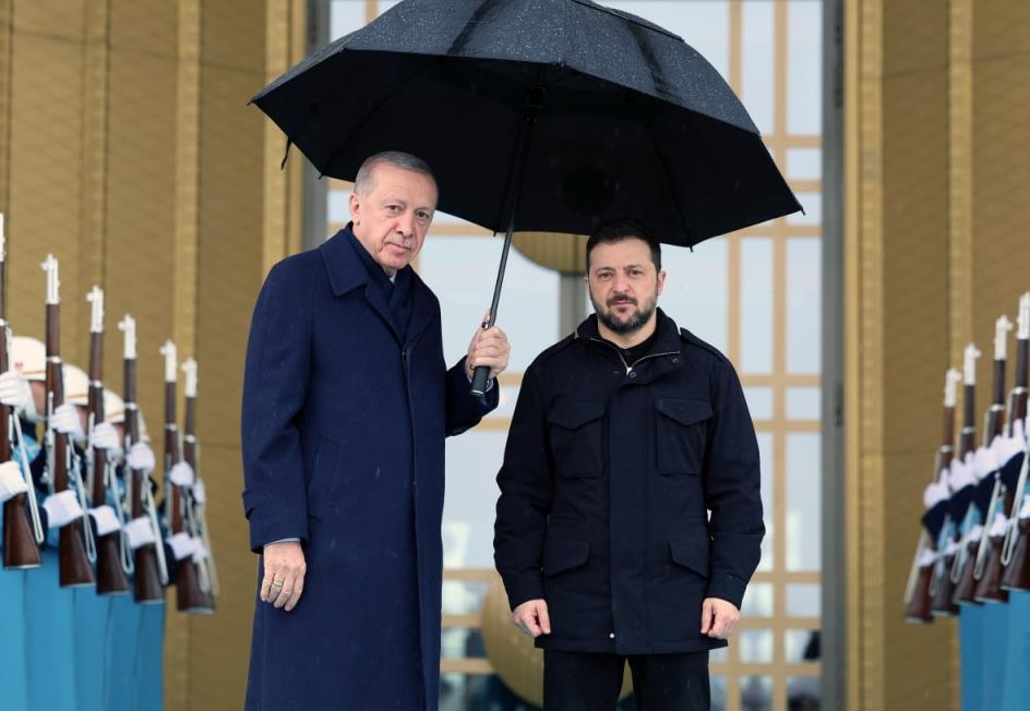 Turkish President Recep Tayyip Erdogan standing alo<em></em>ngside Ukrainian President Volodymyr Zelenskyy.