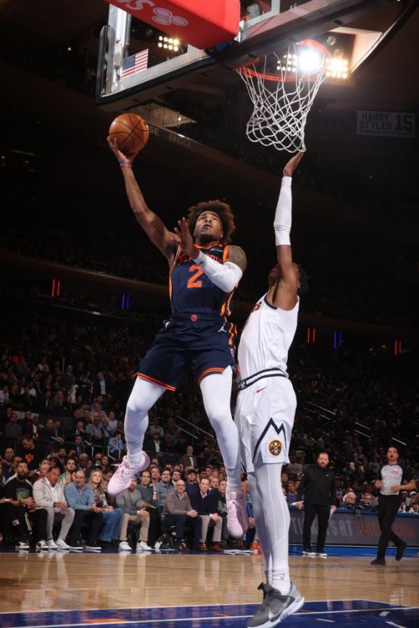 Knciks Miles McBride goes up for a layup.