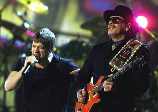 Rob Thomas and Carlos Santana at the 2000 Grammys.