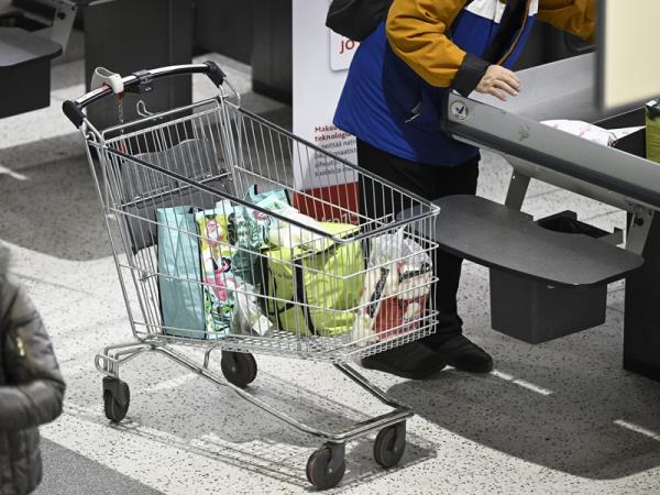 A customer putting bags of groceries into a shopping cart at the end of a register in Sello Shopping Centre in Espoo on Saturday, 15 February 2025.